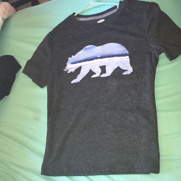A gray Old navy shirt with a bear on the front! - Picture 1 of 2